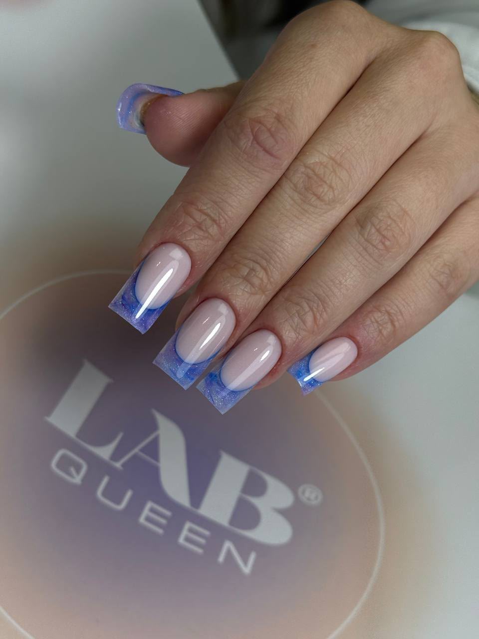 Blaue French-Tips mit LAB Queen Glitter